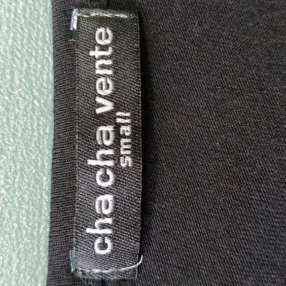 CHA CHA VENTEblack top. Size small. Sleeves and down are fringed. - Picture 7 of 9